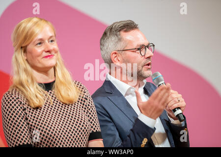 Nuremberg, Allemagne. Sep 12, 2019. Christina Kampmann et Michael Roth, candidat pour duo Présidence du parti SPD, se présenter aux membres de SPD bavarois dans une conférence régionale. Sur 23 annonces pour les candidats à la présidence du parti sont de se présenter aux membres du SPD juste en face de la République. Crédit : Daniel Karmann/dpa/Alamy Live News Banque D'Images