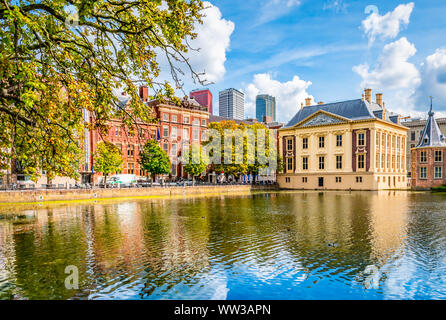 La Haye, aux Pays-Bas. Hofvijver Cour (étang) avec les bâtiments proches du Binnenhof. Banque D'Images