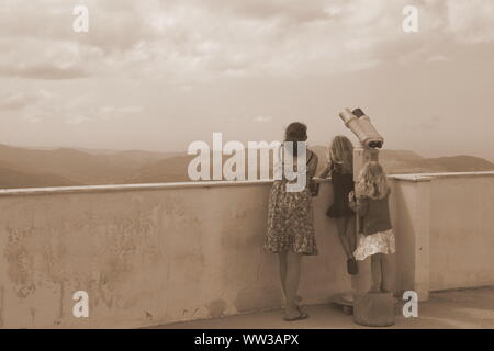 Crète, Grèce - 29 Avril 2014 : Inconnu et méconnaissable femme et les filles à la recherche dans une vallée (sepia style des années 1950). Banque D'Images