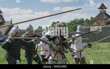 Chevaliers en offensive. La préparation de l'attaque des Guerriers et le artilleryist tirer du canon. Banque D'Images