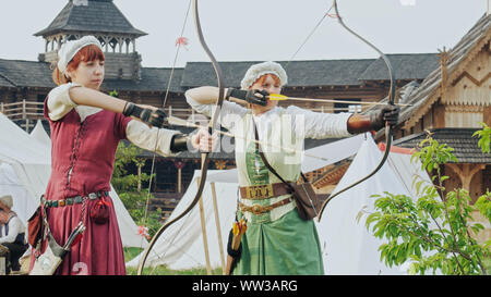 Groupe d'archers médiévaux sont la formation sur le tir à l'ARC Banque D'Images