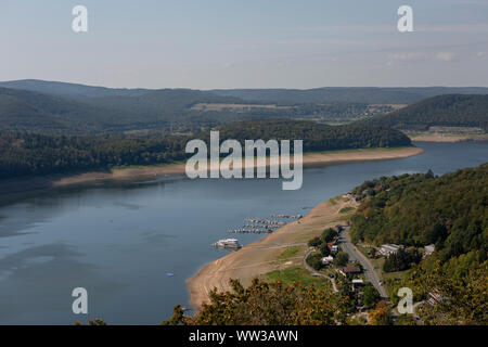 Vaste panorama avec de l'eau faible après la sécheresse de l'Edersee en Allemagne vu depuis le château de Waldeck Banque D'Images