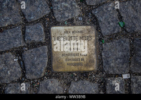 Les Stolpersteine projet, lancé par l'artiste allemand Gunter Demnig en 1992, vise à commémorer les personnes qui ont été victimes de la terreur nazie Banque D'Images