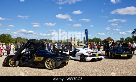 Paire de Senna McLaren voitures de sport et d'une Audi RS5 dans la grande cour à Blenheim Palace sur le 8 septembre 2019 Banque D'Images