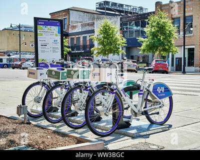 Vélo rythme partager porte-vélo avec des vélos de location dans la ville urbaine de Montgomery, en Alabama, USA. Banque D'Images