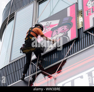 Artiste de rue, Alec Monoploy rappels en bas de la flanelle magasin sur Oxford Street, Londres à l'occasion de son lancement d'ouverture. Banque D'Images