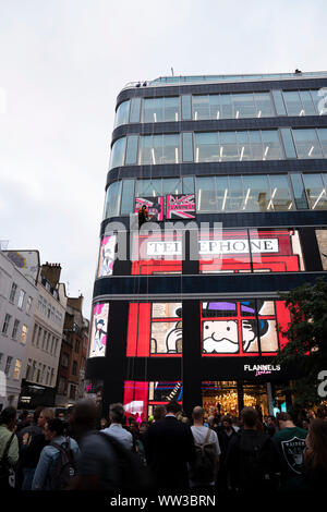 Artiste de rue, Alec Monoploy rappels en bas de la flanelle magasin sur Oxford Street, Londres à l'occasion de son lancement d'ouverture. Banque D'Images