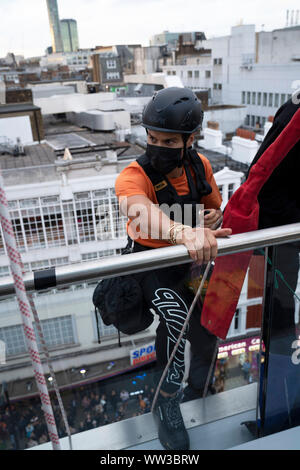 Artiste de rue, Alec Monoploy rappels en bas de la flanelle magasin sur Oxford Street, Londres à l'occasion de son lancement d'ouverture. Banque D'Images