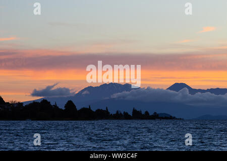 Soirée avec coucher de soleil sur le lac Taupo, Nouvelle-Zélande Banque D'Images