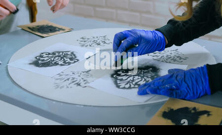 Les femmes designers décorateurs, cercle en bois peinture decoration Banque D'Images