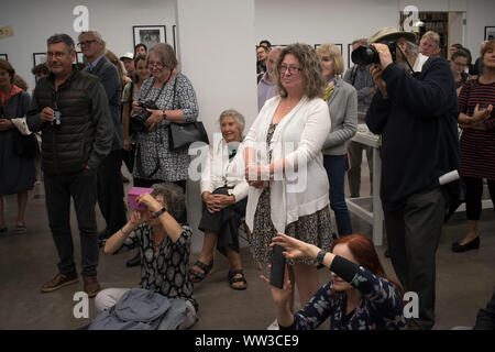 Marketa Luskacova photographe (assis les mains sur les genoux) à une fête pour son exposition à la Fondation MPF Martin Parr Bristol UK 2019, 2010s, HOMER SYKES Banque D'Images