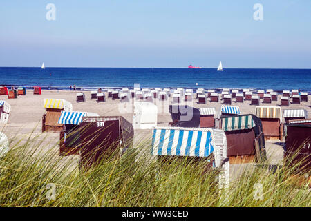 Chaises de plage de Warnemunde Allemagne, côte de la mer Baltique Banque D'Images