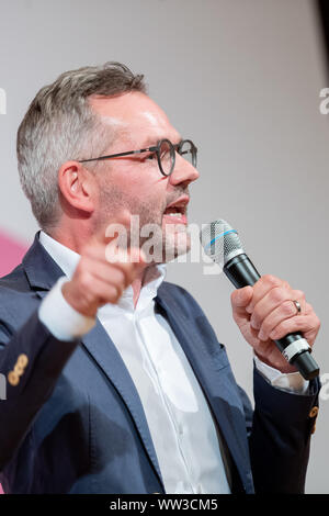 Nuremberg, Allemagne. Sep 12, 2019. Michael Roth, Ministre d'État pour l'Europe au Ministère fédéral des Affaires étrangères et candidat à la présidence du parti SPD, se présente pour le SPD Bavarois membres lors d'une conférence régionale. Sur 23 annonces pour les candidats à la présidence du parti sont de se présenter aux membres du SPD juste en face de la République. Crédit : Daniel Karmann/dpa/Alamy Live News Banque D'Images