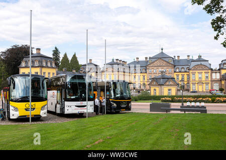 Une ligne de bus touristiques néerlandais de l'OAD agence de voyage en face de l'entreprise château d'Arolsen dans la région du Sauerland allemand en Allemagne Banque D'Images