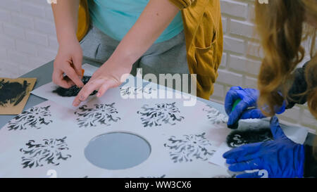 Les femmes designers décorateurs, cercle en bois peinture decoration Banque D'Images