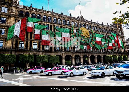 Décoration de la fête nationale mexicaine. Drapeau Mexicain. mois patriotique ou septembre mois patriotique. Jour du cri de l'indépendance dans le palais du gouvernement dans le Zocalo de Mexico. Centre historique, architectural, journée avec le ciel bleu, l'histoire du Mexique. C'est le siège du pouvoir exécutif fédéral du Mexique où le président de la république assiste. Situé à l'est de la Plaza de la Constitución. Ancien, immeuble, la vie quotidienne, la vie dans la ville du Mexique, Voyage, tourisme. (© Photo : / LuisGutierrez NortePhoto.com) decoracion de las fiestas patrias mexicanas. bandera de Mexico. mes patrio Banque D'Images