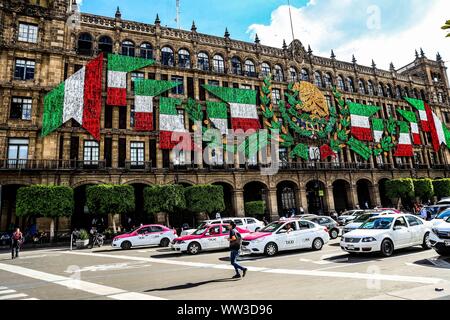 Décoration de la fête nationale mexicaine. Drapeau Mexicain. mois patriotique ou septembre mois patriotique. Jour du cri de l'indépendance dans le palais du gouvernement dans le Zocalo de Mexico. Centre historique, architectural, journée avec le ciel bleu, l'histoire du Mexique. C'est le siège du pouvoir exécutif fédéral du Mexique où le président de la république assiste. Situé à l'est de la Plaza de la Constitución. Ancien, immeuble, la vie quotidienne, la vie dans la ville du Mexique, Voyage, tourisme. (© Photo : / LuisGutierrez NortePhoto.com) decoracion de las fiestas patrias mexicanas. bandera de Mexico. mes patrio Banque D'Images