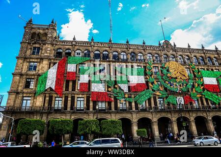 Décoration de la fête nationale mexicaine. Drapeau Mexicain. mois patriotique ou septembre mois patriotique. Jour du cri de l'indépendance dans le palais du gouvernement dans le Zocalo de Mexico. Centre historique, architectural, journée avec le ciel bleu, l'histoire du Mexique. C'est le siège du pouvoir exécutif fédéral du Mexique où le président de la république assiste. Situé à l'est de la Plaza de la Constitución. Ancien, immeuble, la vie quotidienne, la vie dans la ville du Mexique, Voyage, tourisme. (© Photo : / LuisGutierrez NortePhoto.com) decoracion de las fiestas patrias mexicanas. bandera de Mexico. mes patrio Banque D'Images