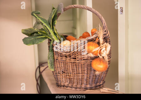 Un panier en osier rempli de légumes Banque D'Images
