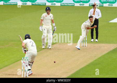 Londres, Angleterre. 12 SEPTEMBRE 2019 : Pat de Cummins Australie bowling à Rory Burns de l'Angleterre au cours de la première journée du 5e Test-match Specsavers Cendres, à la Kia Oval Cricket Ground, Londres, Angleterre. Banque D'Images