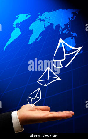 Businessman hand avec paume ouverte et voler autour des icônes d'e-mail sur une carte du monde Banque D'Images