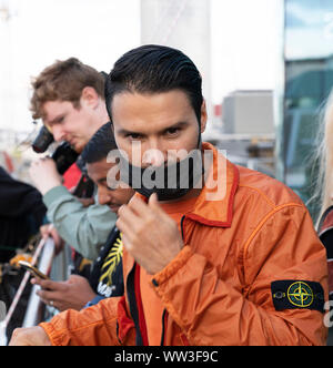 Retransmettre la correction de l'orthographe correcte du nom de la légende ci-dessous artiste de rue, les rappels monopole Alec Flannels magasin sur Oxford Street, Londres à l'occasion de son lancement d'ouverture. Banque D'Images