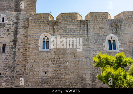 L'Italie, Bari, avis et détails de la Château Souabe, une imposante forteresse datant du 13e siècle. Détail de la fenêtre. Banque D'Images