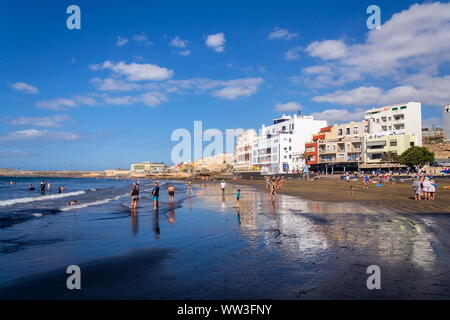 EL Medano, ESPAGNE - 7 juillet 2019 : Les gens nager et bronzer sur la Playa El Medano Beach le 7 juillet 2019 à El Medano, Espagne. Banque D'Images