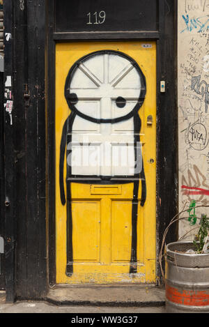 Stickman graffiti peint sur porte dans Shoreditch, East End, Londres, Angleterre, Royaume-Uni Banque D'Images