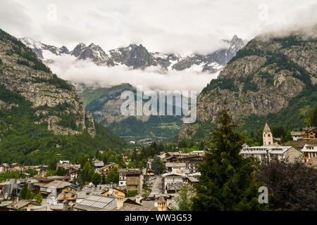 Portrait de la ville de Courmayeur au pied du Mont Blanc avec un ciel nuageux en été, de la vallée d'Aoste, Alpes, Italie Banque D'Images