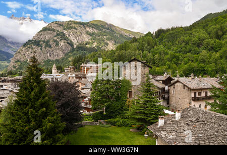 Portrait de la ville alpine de Courmayeur avec le jardin de Grand Hotel Royal & Golf et la tour de pierre médiévale Torre Malluquin, Aoste, Italie Banque D'Images