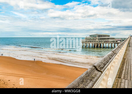 Sur la jetée de la plage de Scheveningen, Mer du Nord, la Hollande, les Pays-Bas. Banque D'Images