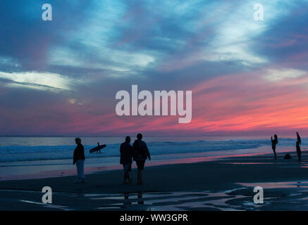 Rivage de soleil colorés avec des gens walking on beach Banque D'Images