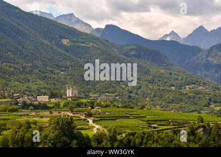 Portrait de la vallée avec le château d'Aymavilles entouré de vignes et de forêts et le Mont Blanc en arrière-plan, Aoste, Italie Banque D'Images