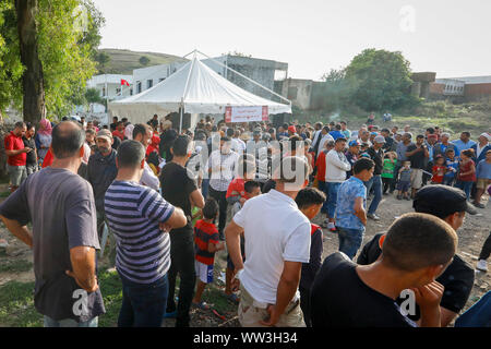 De Joumine, Tunisie. Sep 12, 2019. Les partisans de l'homme d'affaires tunisien et magnat des médias, Nabil Karoui, qui a été arrêté sur des accusations de blanchiment et de fraude fiscale, prendre part à un événement de campagne pré-électorale jours avant le silence. Nabil Karoui, l'un des principaux acteurs dans le scrutin présidentiel, ce week-end, a commencé une grève de la faim le jeudi pour protester contre son emprisonnement, une source a déclaré au cours de sa campagne électorale. Le premier tour des élections présidentielles aura lieu le 15 septembre 2019. Credit : Khaled Nasraoui/dpa/Alamy Live News Banque D'Images