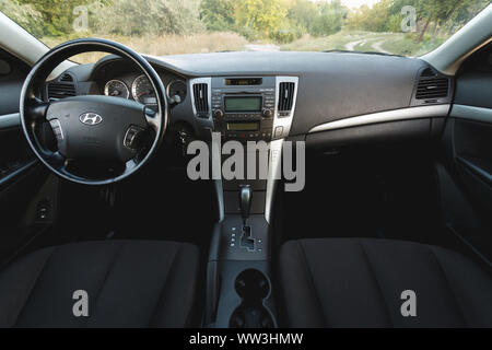 La région de Dnipropetrovsk, Ukraine - 08 septembre 2019 : Hyundai Sonata 2008 D'INTÉRIEUR, COULEUR GRIS, Banque D'Images