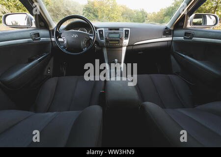 La région de Dnipropetrovsk, Ukraine - 08 septembre 2019 : Hyundai Sonata 2008 D'INTÉRIEUR, COULEUR GRIS, Banque D'Images