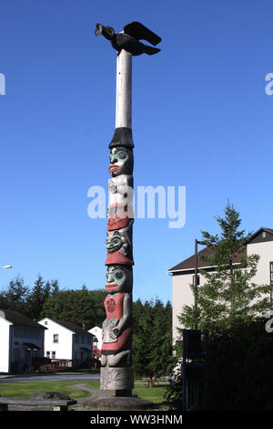 Un corbeau totem sculpté par des Autochtones de l'Alaska Banque D'Images