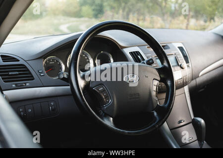 La région de Dnipropetrovsk, Ukraine - 08 septembre 2019 : Hyundai Sonata 2008, COULEUR GRIS CLAIR, ROUE FERMER Banque D'Images