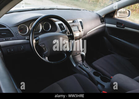 La région de Dnipropetrovsk, Ukraine - 08 septembre 2019 : Hyundai Sonata 2008 D'INTÉRIEUR, COULEUR GRIS, Banque D'Images