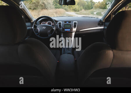 La région de Dnipropetrovsk, Ukraine - 08 septembre 2019 : Hyundai Sonata 2008 D'INTÉRIEUR, COULEUR GRIS, Banque D'Images