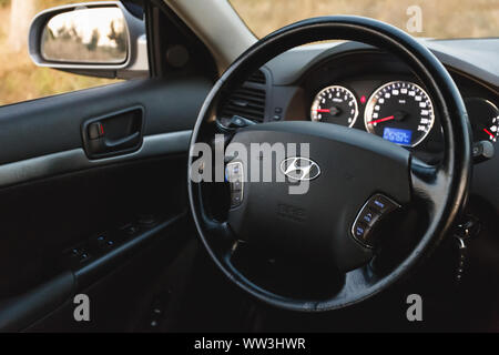 La région de Dnipropetrovsk, Ukraine - 08 septembre 2019 : Hyundai Sonata 2008, COULEUR GRIS CLAIR, ROUE FERMER Banque D'Images