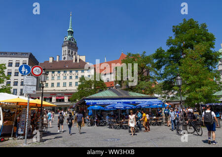 Vue générale du marché Viktualienmarkt (provisions) à Munich, Bavière, Allemagne. Banque D'Images