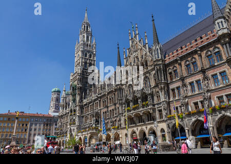 Le nouvel hôtel de ville (Neues Rathaus) vue de la Marienplatz à Munich, Bavière, Allemagne. Banque D'Images