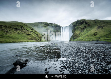 Cascade de Skogafoss en Islande en été. Banque D'Images