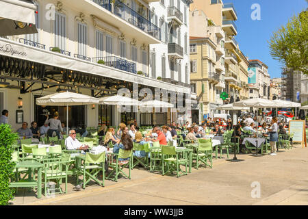 CANNES, FRANCE - Avril 2019 : des gens assis à des tables à l'extérieur du restaurant La Californie à Cannes Banque D'Images