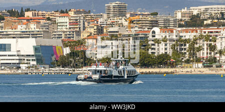 CANNES, FRANCE - Avril 2019 : croisière en bateau touristique dans la baie de Cannes Banque D'Images