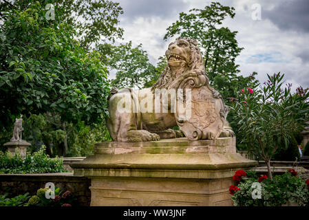 Statue de lion Rock sur le parc dans le château de Ksiaz Banque D'Images