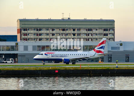 Sur la photo, l'avion de British Airways à l'aéroport de London City. Banque D'Images