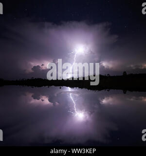 La foudre s'allume le ciel et se reflète dans un lac au Parc National des Everglades en Floride. Banque D'Images